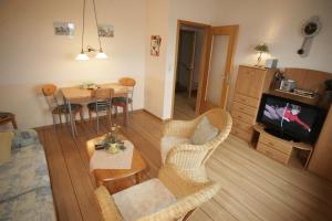 TV a/nebo společenská místnost v ubytování Wohnung In Neue Tiefe Mit Terrasse, Garten Und Grill