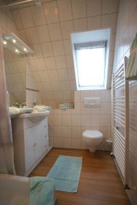 Koupelna v ubytování Wohnung In Neue Tiefe Mit Terrasse, Garten Und Grill