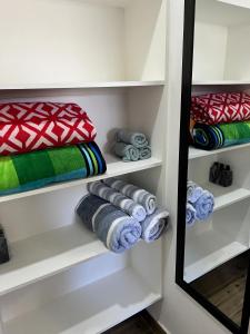 armadio del bagno con asciugamani e specchio di 4B Holiday Haven a Buccoo