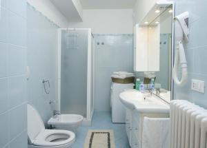 滨海库普拉Wohnung In Strandnähe的浴室里有马桶、洗手池和淋浴。