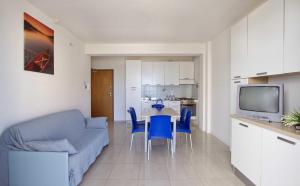 滨海库普拉Wohnung In Strandnähe的带沙发、桌子和椅子的客厅