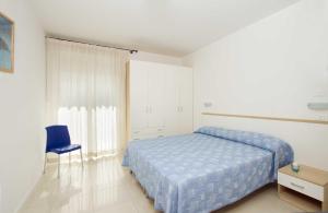 滨海库普拉Wohnung In Strandnähe的一间卧室，里面有一张蓝色的床和一把蓝色的椅子。