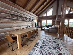 Cette chambre est dotée d'un mur en bois avec une table et des chaises. dans l'établissement Adams Rest, à Lyle