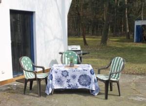 une table et deux chaises avec une table et une table dans l'établissement Appartement Mit Garten, Grill Und Terrasse, à Parey 5 autres photos