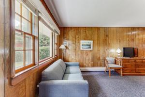 TV a/nebo společenská místnost v ubytování King Birch Lake Home, Unit 2