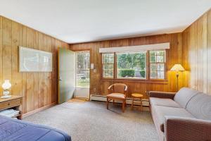 Posezení v ubytování King Birch Lake Home, Unit 4