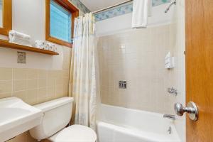 Koupelna v ubytování King Birch Lake Home, Unit 4 + 9 fotografií