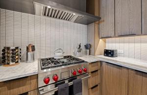 Η κουζίνα ή μικρή κουζίνα στο Jackson Hole - Arts District West #203