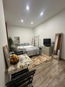 une chambre avec un lit et une table avec un bol de fruits dans l'établissement Cosy studio VIEUX NICE à 2 pas de la MER, à Nice
