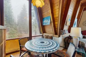 ein Tisch und Stühle in einem Zimmer mit Fenster in der Unterkunft Retro Family Gathering Home in Tahoe Donner in Truckee
