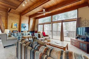 ein Wohnzimmer mit Sofas und einem Flachbildfernseher in der Unterkunft Retro Family Gathering Home in Tahoe Donner in Truckee
