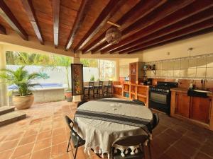 Η κουζίνα ή μικρή κουζίνα στο Casa Sarvelia Close to Punta Zicatela Beach