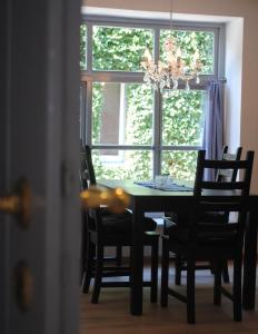 un tavolo da pranzo con sedie e una finestra di Ferienwohnungen Meerwiefke a Leer
