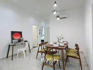 ein Esszimmer mit Tisch und Stühlen in der Unterkunft SKS Pavilion Town House By MWM Johor Bahru in Johor Bahru
