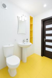 a bathroom with a toilet and a sink at Білі апартаменти на Кельнському бульварі in Dnipro