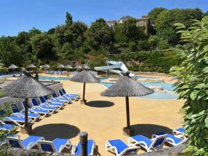 Bazén v ubytování Maison Duplex avec Piscines à Salavas - 6 Personnes, Animaux Admis, Parking, Terrasse et WiFi - FR-1-382-136 nebo v jeho okolí