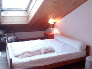 Postel nebo postele na pokoji v ubytování Duplex 3 Pièces avec Piscine à Saint-Jean-d'Aulps, 6 Pers - FR-1-573-25 + 17 fotografií