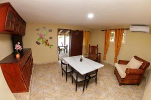 un soggiorno con tavolo e sedie e una cucina di Hotel la Saladilla Beach Club a Santa Cruz de Barahona