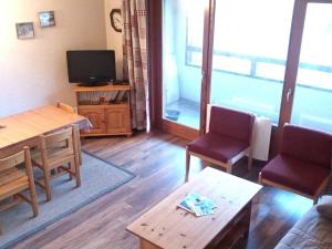 TV a/nebo společenská místnost v ubytování Duplex 3 Pièces avec Piscine à Saint-Jean-d'Aulps, 6 Pers - FR-1-573-25