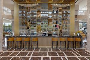 un bar con taburetes amarillos en un restaurante en Golden Tulip Kin-Oasis Kinshasa, en Kinshasa 12 fotos más