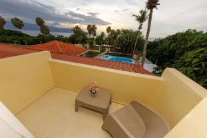 un balcone con tavolo e sedie e una piscina di Hotel la Saladilla Beach Club a Santa Cruz de Barahona