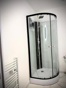 un miroir mural avec une douche. dans l'établissement Écrin de Roye, à Roye 16 autres photos