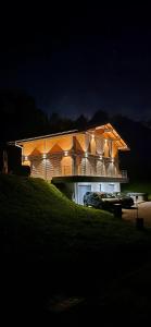 a building with cars parked in front of it at night at L'Aiguillon - Studio avec Jacuzzi pour 2 personnes et enfants proche stations - Idéal couple avec 1 enfant in Saint-Jean-de-Sixt