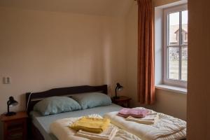 ein Schlafzimmer mit einem Bett mit Handtüchern darauf in der Unterkunft Ferienhaus für 6 Personen ca 66 m in Kuldiga, Kurland in Kuldīga + 5 Fotos