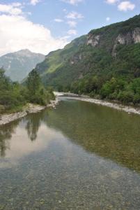 un río en medio de una montaña en Rustico Di Vacanza Nel Nucleo Di Moghegno, en Moghegno