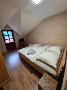 ein Schlafzimmer mit einem großen Bett im Dachgeschoss in der Unterkunft Penzion Bedřiška Kraslice in Kraslice