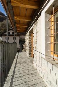 un pasillo de un edificio con techo de madera en Rustico Di Vacanza Nel Nucleo Di Moghegno, en Moghegno