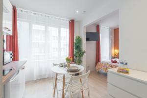 a kitchen and living room with a table and chairs at Kazkle Etablissement in Boulogne-sur-Mer
