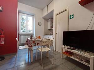 TV a/nebo společenská místnost v ubytování Adriatic Room 50 m dalla stazione Ferroviaria di Ciampino e dalla navetta aeroportuale