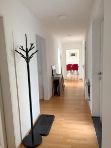 巴特武尔察赫Ferienwohnung Wiesenblume的走廊里,房间中间有植物 更多2张照片