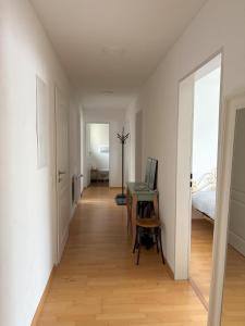 巴特武尔察赫Ferienwohnung Wiesenblume的走廊上设有一张桌子和一张位于客房内的床