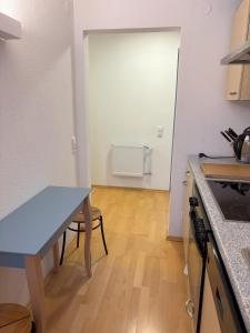 巴特武尔察赫Ferienwohnung Wiesenblume的厨房配有桌子和餐桌