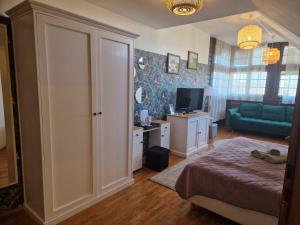 Ένα ή περισσότερα κρεβάτια σε δωμάτιο στο Willa Pod Basztą Restauracja&Wellness