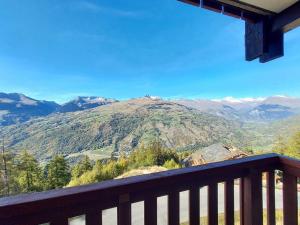 einen Balkon mit Bergblick in der Unterkunft Appartement cosy 2 pièces à La Plagne, proche des pistes - FR-1-353-122 in La Plagne Tarentaise