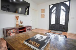 un libro su un tavolo in una stanza con una porta di Horse Farm, 4BR 4BA Lodge in Scenic Valley, 20min from Center Hill Lake, 1hr from Nashville 