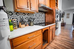 una cucina con armadi in legno e carta da parati in bianco e nero di Horse Farm, 4BR 4BA Lodge in Scenic Valley, 20min from Center Hill Lake, 1hr from Nashville  Altre 31 foto