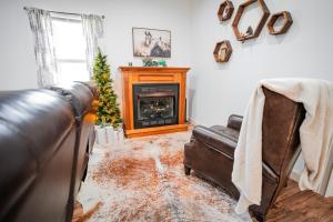 un soggiorno con divano e camino di Horse Farm, 4BR 4BA Lodge in Scenic Valley, 20min from Center Hill Lake, 1hr from Nashville 