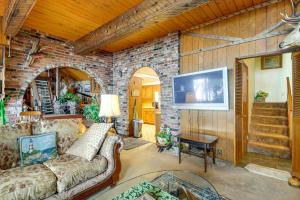 Χώρος καθιστικού στο Waterfront Hood Canal Home with Pool Table!