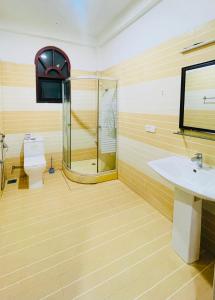 Un baño con ducha, lavabo e inodoro. en Buono Villa, en Negombo 20 fotos más