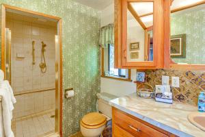 Ένα μπάνιο στο Waterfront Hood Canal Home with Pool Table! +25 φωτογραφίες