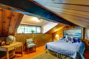 Ένα ή περισσότερα κρεβάτια σε δωμάτιο στο Waterfront Hood Canal Home with Pool Table!