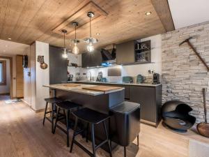 Köök või kööginurk majutusasutuses Appartement moderne Courchevel 1550 - 6 pers - Centre village - Parking - WiFi - FR-1-631-233