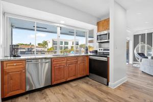 Una cocina o cocineta en Waterfront Villa - 5 min Aventura - Cool Amenities