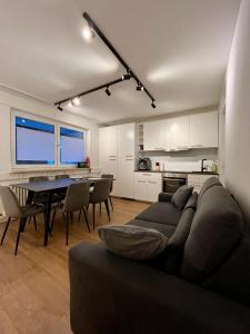 Kuchyň nebo kuchyňský kout v ubytování G&P Housing Apartments - XXL Wohnung für Familien & Gruppen 120qm mit 3 Schlafzimmern, 3 Badezimmern, Panoramabalkon und großer Küche