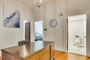 Phòng tắm tại Walk to Coker University and Dtwn! Home with Game Room +22 ảnh