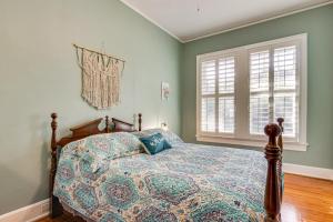 Giường trong phòng chung tại Walk to Coker University and Dtwn! Home with Game Room